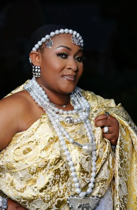 Traditional bridal look in gold and pearl